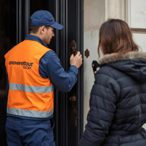 Détail de la découpe et de l'installation précise d'une serrure 3 points Vachette par un expert